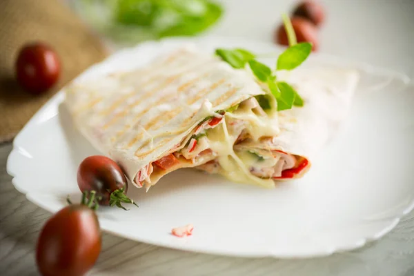 Rotolo Pita Forno Con Riempimento Piatto Tavolo Legno — Foto Stock