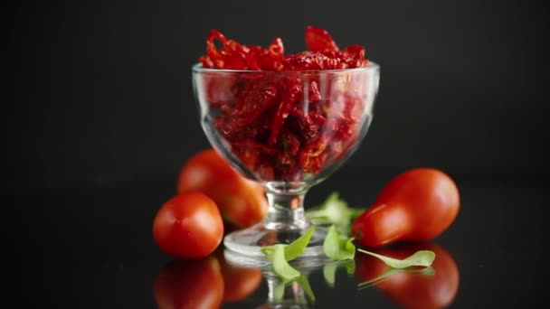 A handful of dried tomatoes and fresh tomatoes — Stock Video