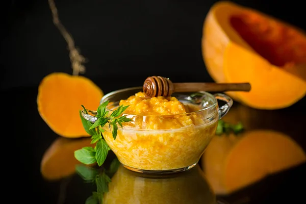 Papilla de calabaza hervida dulce en un tazón con miel —  Fotos de Stock