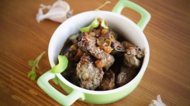 Tabakta soğan ve baharatla kızarmış ciğer.