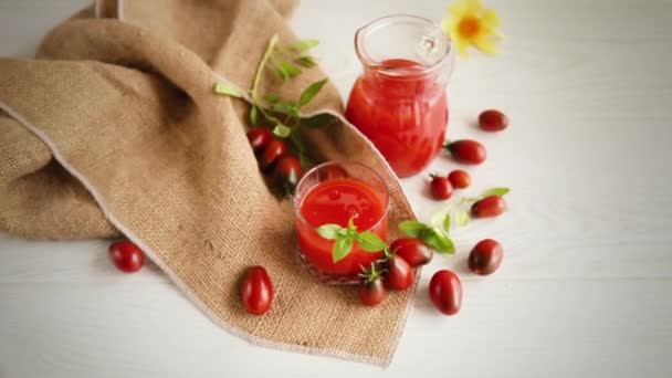 Suco de tomate espremido na hora caseiro com polpa em um decantador de vidro — Vídeo de Stock