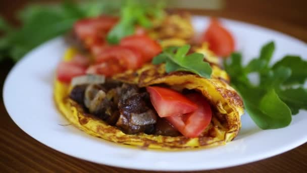 Fried egg omelet with wild mushrooms and tomatoes — Stock Video