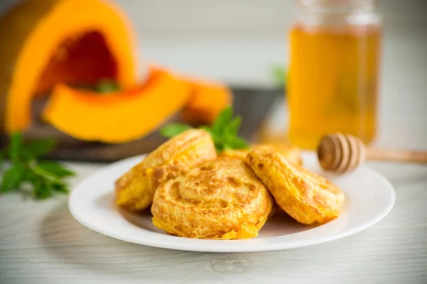 Zoete Weelderige Pompoen Pannenkoeken Met Honing Een Bord Een Houten — Stockfoto