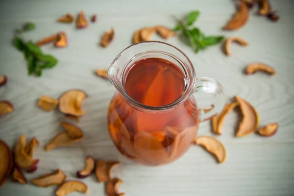 Compota Fresca Dulce Hervida Varias Frutas Secas Decantador Vidrio Sobre — Foto de Stock