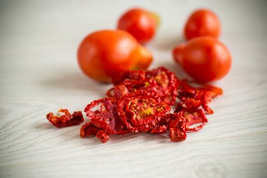 Bir avuç kuru domates ve taze domates.