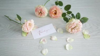 Masada bir buket güzel turuncu gül.