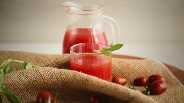 Zelfgemaakt vers geperst tomatensap met pulp in een glazen karaf — Stockvideo