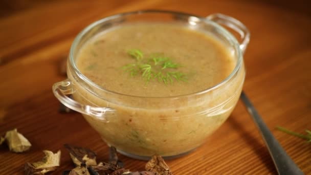 Gorąca zupa wegetariańska domowej roboty z suszonymi grzybami w szklanej misce — Wideo stockowe