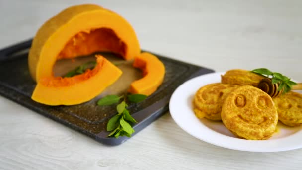 Süße, üppige Kürbis-Pfannkuchen mit Honig in einem Teller — Stockvideo