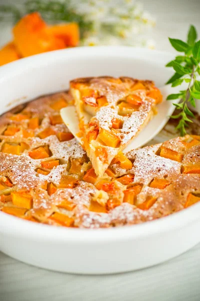 Pastel de calabaza dulce con rodajas de calabaza en un molde de cerámica —  Fotos de Stock