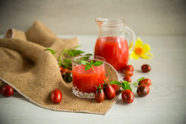 Domowej roboty świeżo wyciskany sok pomidorowy z miąższem w szklanym karafce — Zdjęcie stockowe