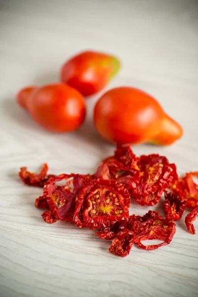 Hrst sušených rajčat a čerstvých rajčat — Stock fotografie