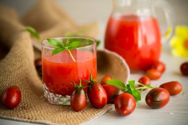 Cam sürahide hamurlu taze sıkılmış domates suyu.