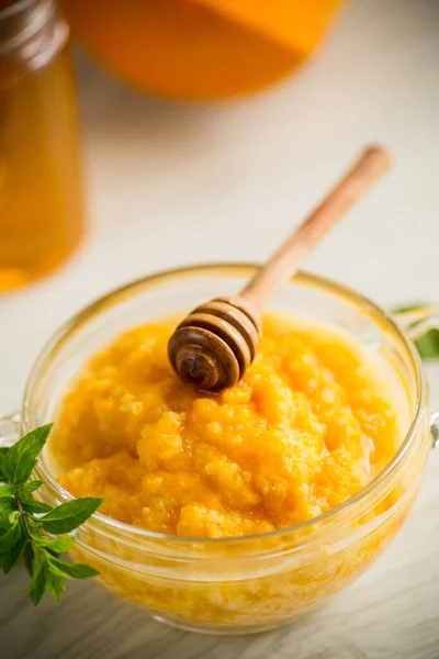 Papilla de calabaza hervida dulce en un tazón con miel —  Fotos de Stock