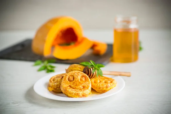 Süße, üppige Kürbis-Pfannkuchen mit Honig in einem Teller — Stockfoto