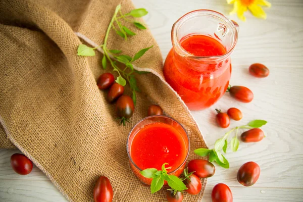 Hausgemachter frisch gepresster Tomatensaft mit Fruchtfleisch im Glasdekanter — Stockfoto