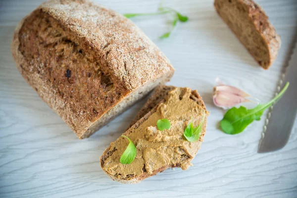 Pate de fígado caseiro com pão em uma mesa de madeira — Fotografia de Stock