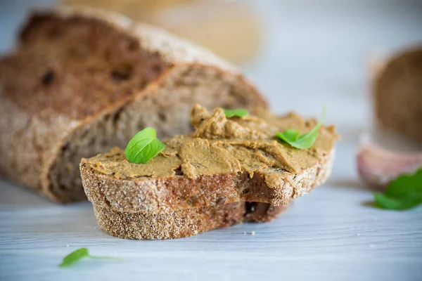 Pâté de foie fait maison avec du pain sur une table en bois — Photo