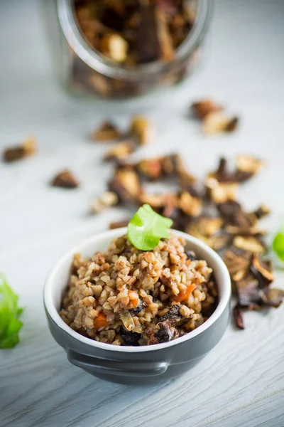 Sarrasin bouilli aux légumes et champignons forestiers séchés dans un moule en céramique — Photo