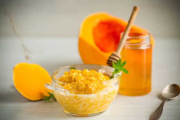 Papilla de calabaza hervida dulce en un tazón con miel —  Fotos de Stock