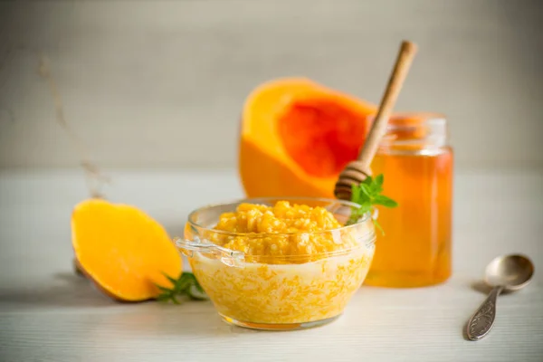 Sweet boiled pumpkin porridge in a bowl with honey — Stock Photo, Image