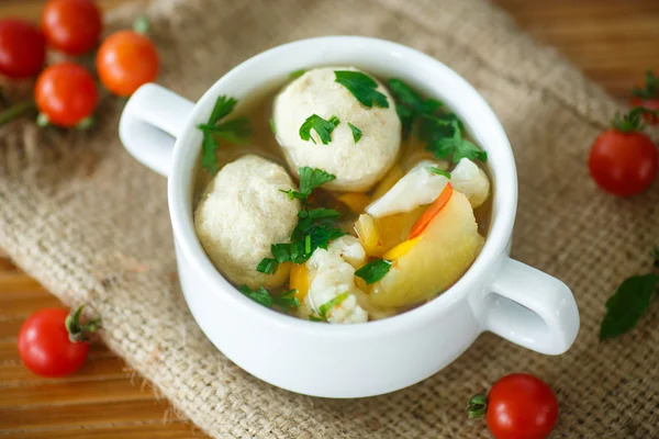 Soupe de légumes aux boulettes de viande — Photo