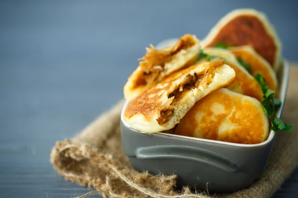 양배추와 튀긴 파이 — 스톡 사진