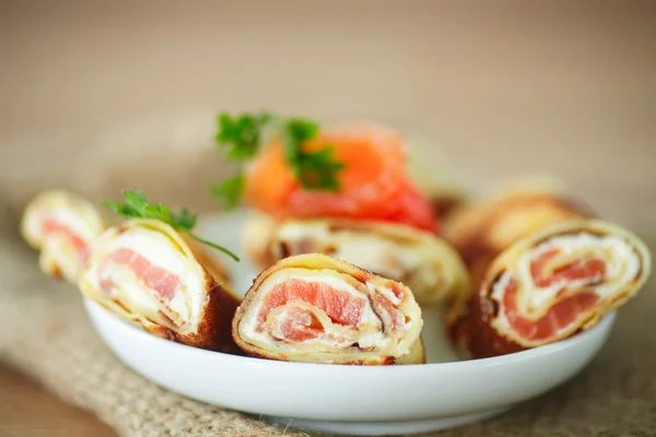 Pannkakor med ostmassan och saltad lax — Stockfoto