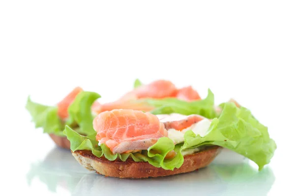 Sanduíche com salmão e queijo — Fotografia de Stock