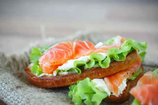 Sanduíche com salmão e queijo — Fotografia de Stock