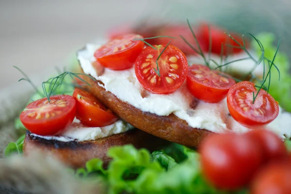 Pane tostato con formaggio e pomodorini — Foto Stock