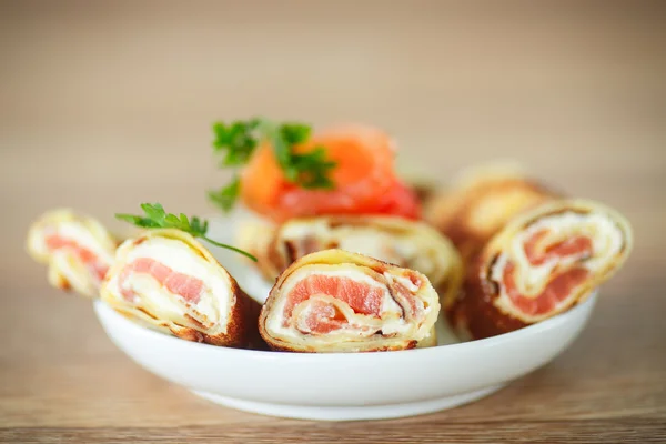 Pannenkoeken met kaas wrongel en gezouten zalm — Stockfoto