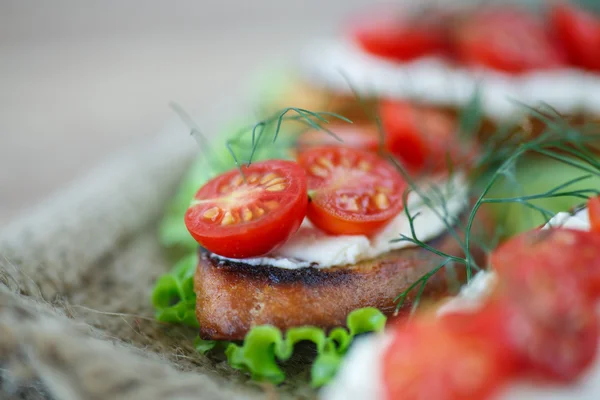 Torrada com queijo e tomate cereja — Fotografia de Stock