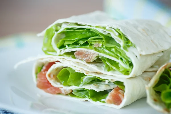 Pita con ensalada y salmón salado — Foto de Stock