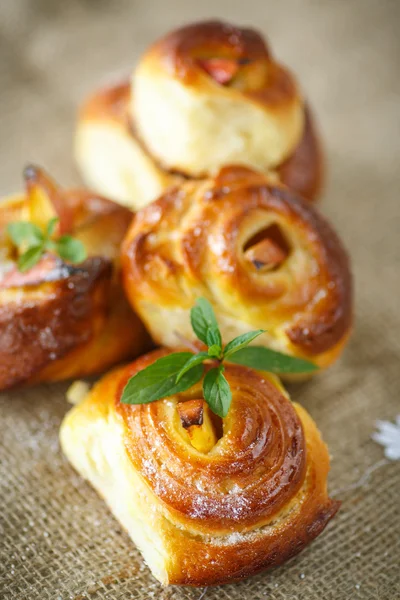 Elma ile bükülmüş tatlı buns — Stok fotoğraf