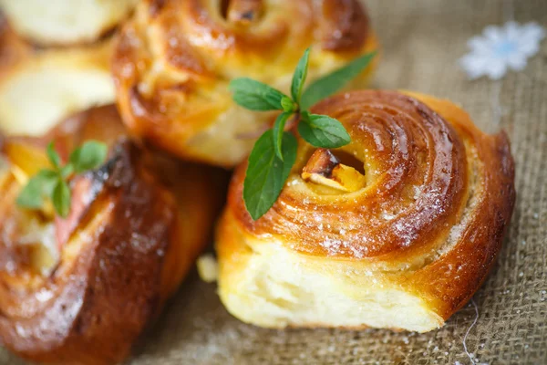 Pães doces torcidos com maçã — Fotografia de Stock