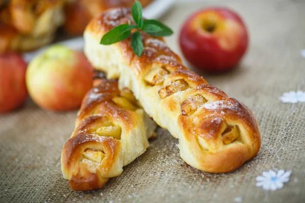 Gebakken gevlochten pigtails met appels — Stockfoto