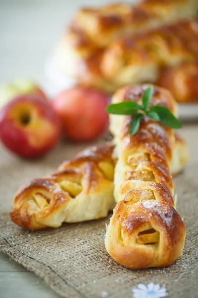 Pieczone warkocze plecionych z jabłkami — Zdjęcie stockowe