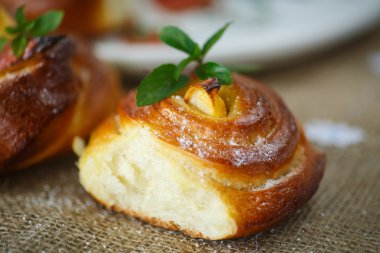 elma ile bükülmüş tatlı buns