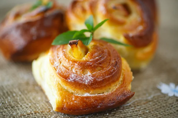 Twisted sweet buns with apple — Stock Photo, Image
