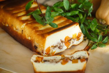 süzme peynirli güveç kabak ve fındık dilimleri ile