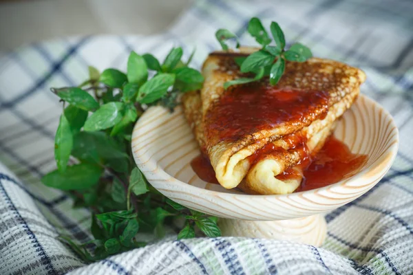 Tunna söta pannkakor med sylt — Stockfoto