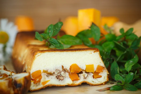 Cottage cheese casserole with slices of pumpkin and nuts — Stock Photo, Image