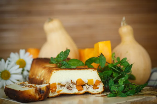 干酪砂锅与切片的南瓜和坚果 — 图库照片