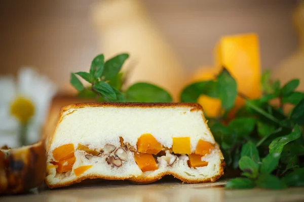 Cottage cheese casserole with slices of pumpkin and nuts — Stock Photo, Image