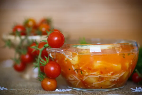 Томатний суп з макаронами в мисці — стокове фото