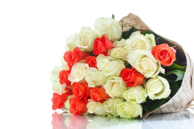 Kırmızı ve sarı güller. 