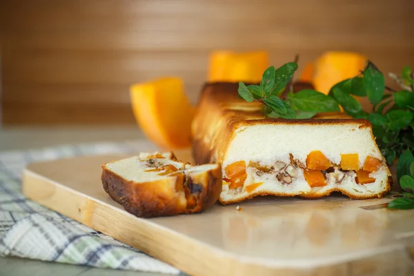 Cottage cheese casserole with slices of pumpkin and nuts — Stock Photo, Image