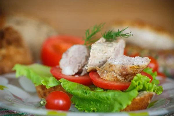 Sandwich with tomatoes and homemade sausage — Stock Photo, Image