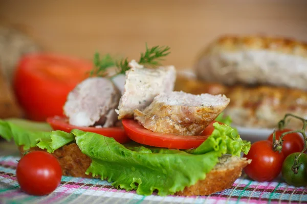 Sandwich with tomatoes and homemade sausage — Stock Photo, Image